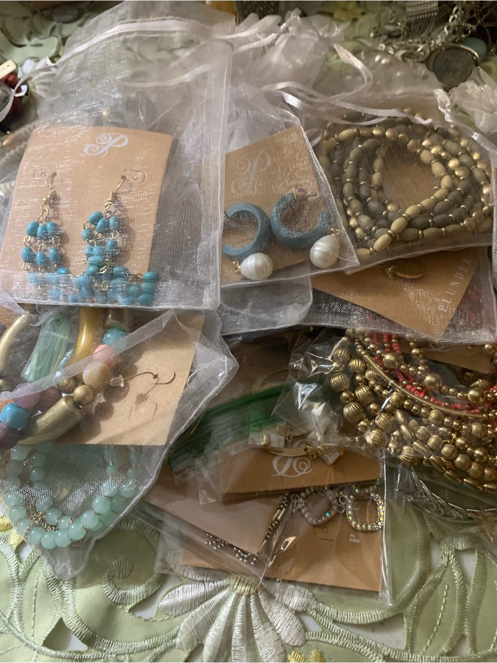Plunder Mixed pieces of Fashion Jewelry (42 )